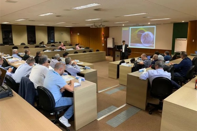 Risco de recessão mundial, juros altos e elevação da carga tributária requerem atenção do Brasil